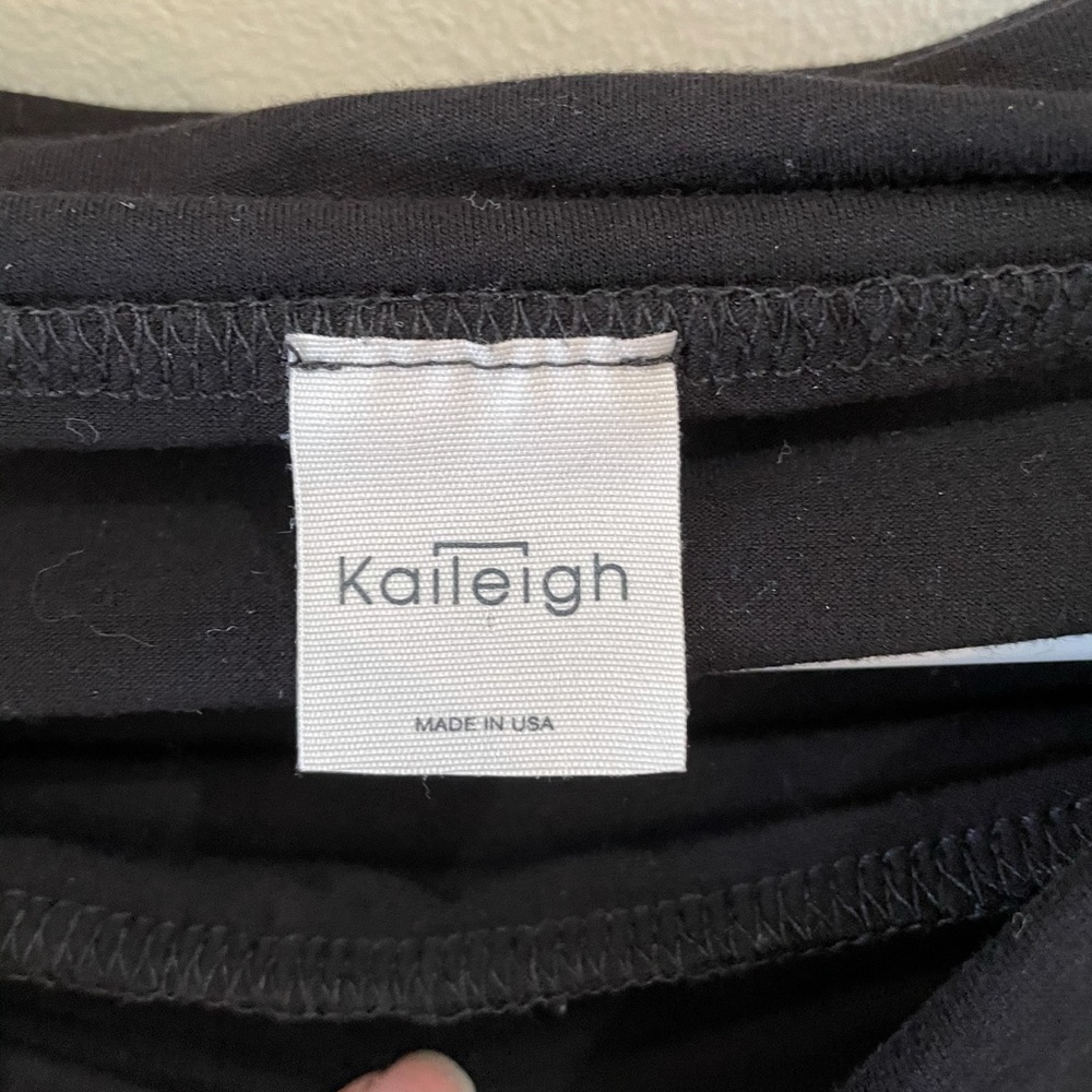 Kaileigh/ Women’s black skirt - Picture 4 of 6